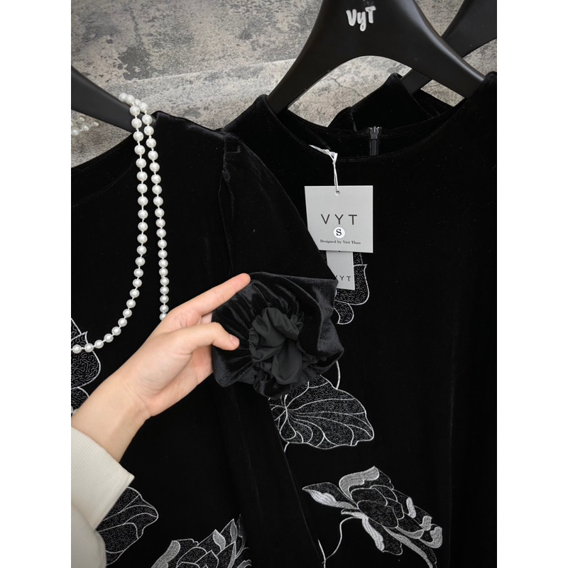 Váy nhung đỏ xoè tay lỡ, váy nhung đen cổ tròn tay bồng thêu hoa sen