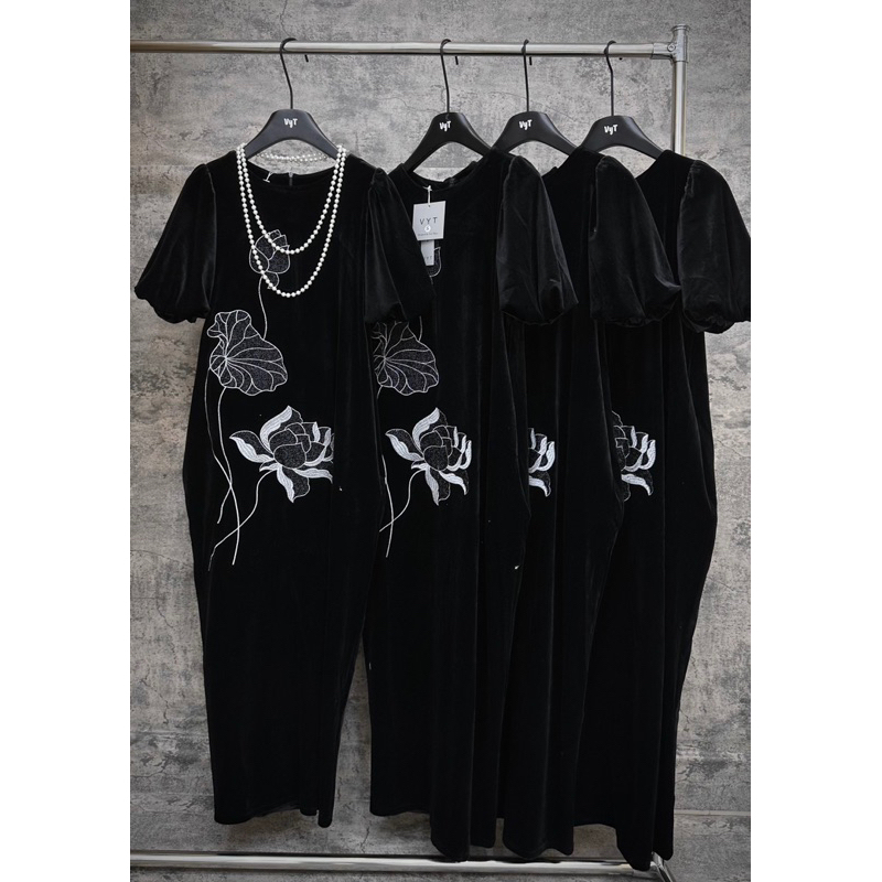 Váy nhung đỏ xoè tay lỡ, váy nhung đen cổ tròn tay bồng thêu hoa sen