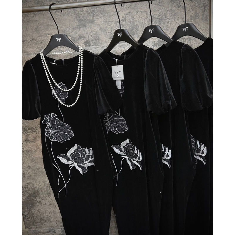 Váy nhung đỏ xoè tay lỡ, váy nhung đen cổ tròn tay bồng thêu hoa sen