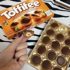 Kẹo caramen mềm phủ sôcôla nhân hạt dẻ toffifee 125g _Hàng chuẩn Đức
