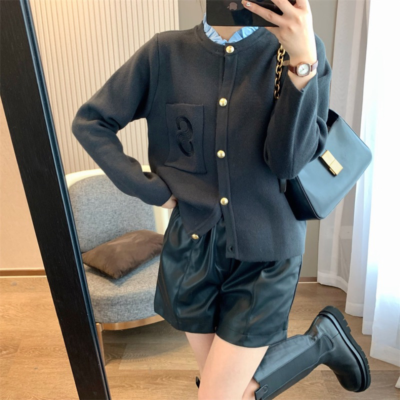 Áo cardigan xám viền cổ bèo xanh