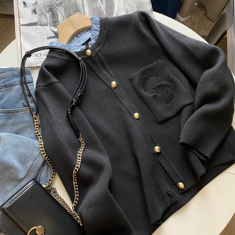 Áo cardigan xám viền cổ bèo xanh