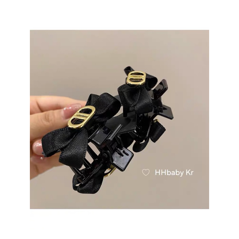 Kẹp tóc mái mini đính chiếc nơ gắn charm CD sang chảnh K121