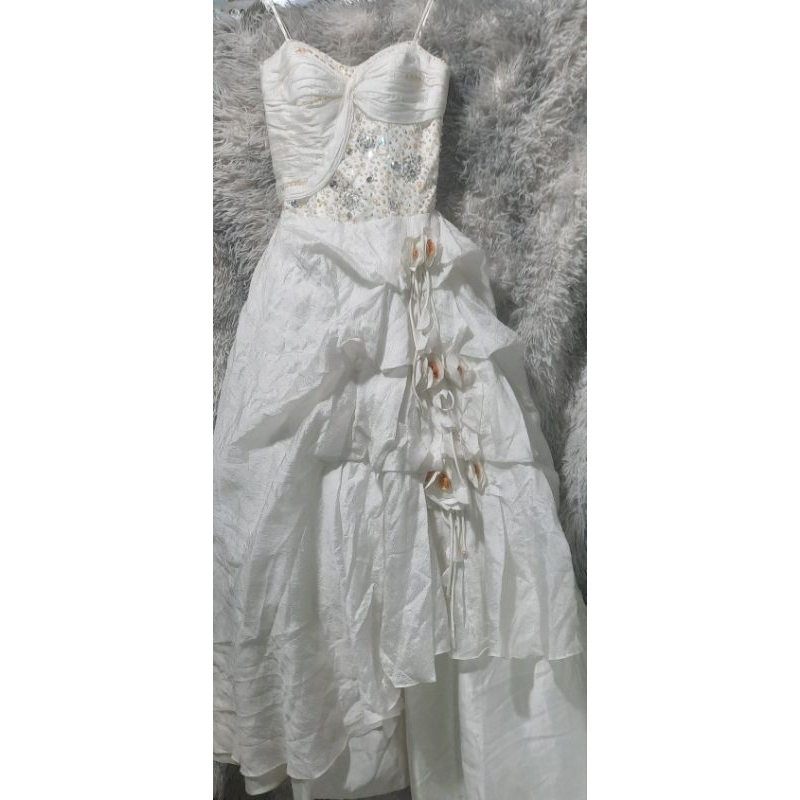 váy cưới thanh lí lỗi bụi nhẹ