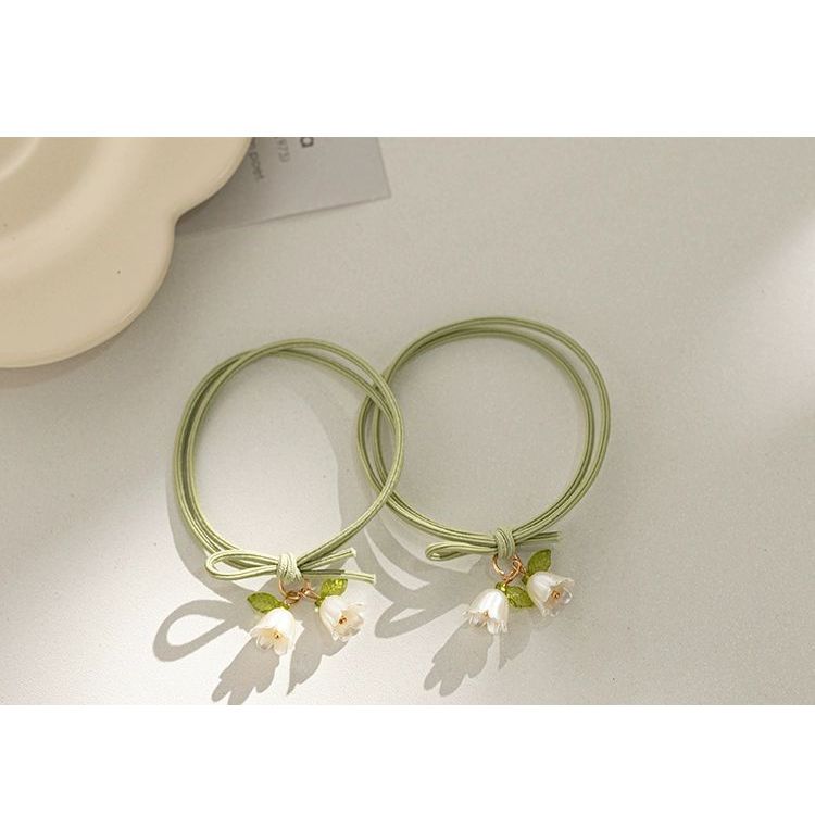 Cột tóc hoa lily xanh lá nhẹ nhàng dành cho các tiên nữ