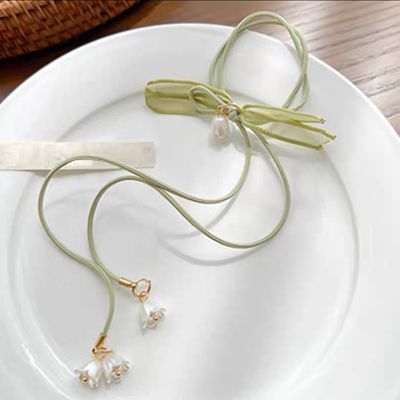 Cột tóc hoa lily xanh lá nhẹ nhàng dành cho các tiên nữ