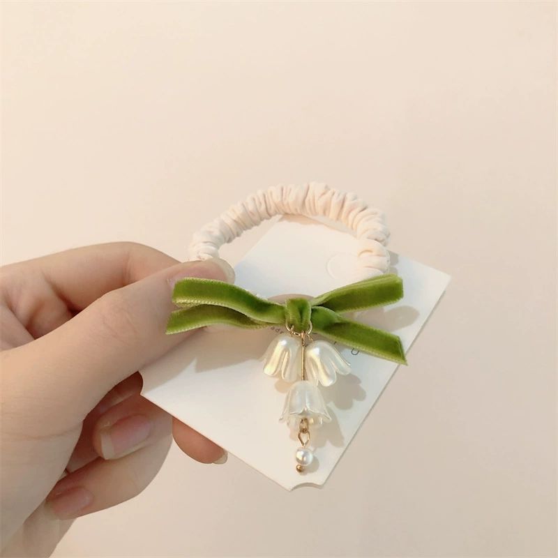 Cột tóc hoa lily xanh lá nhẹ nhàng dành cho các tiên nữ