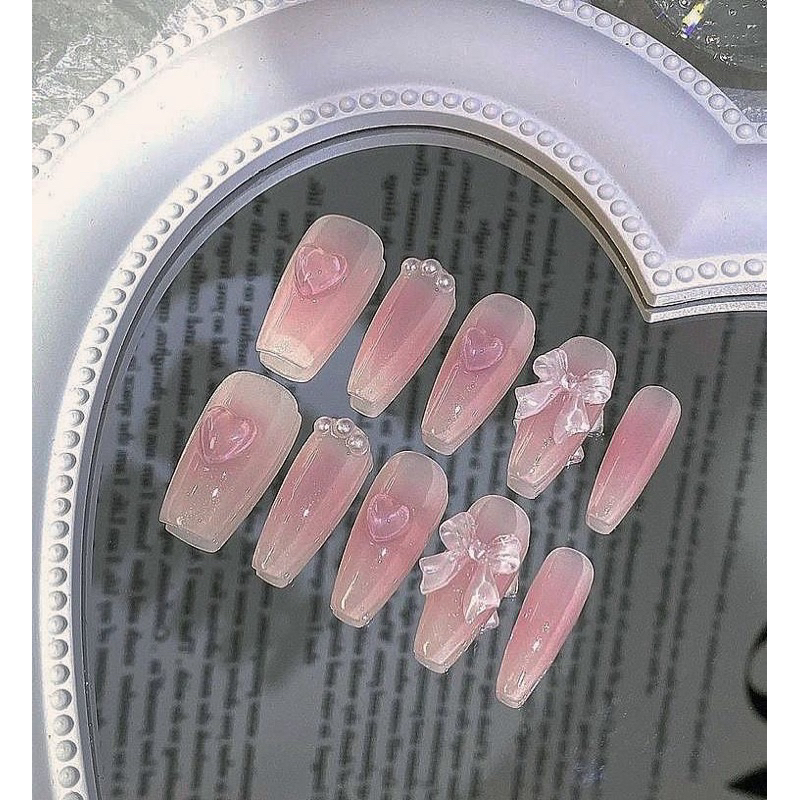 Nailbox thiết kế màu hồng, trái tim, móng giả thiết kế