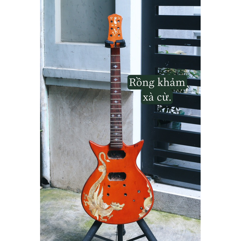 Xác đàn guitar điện, bass dùng decor nghệ thuật.