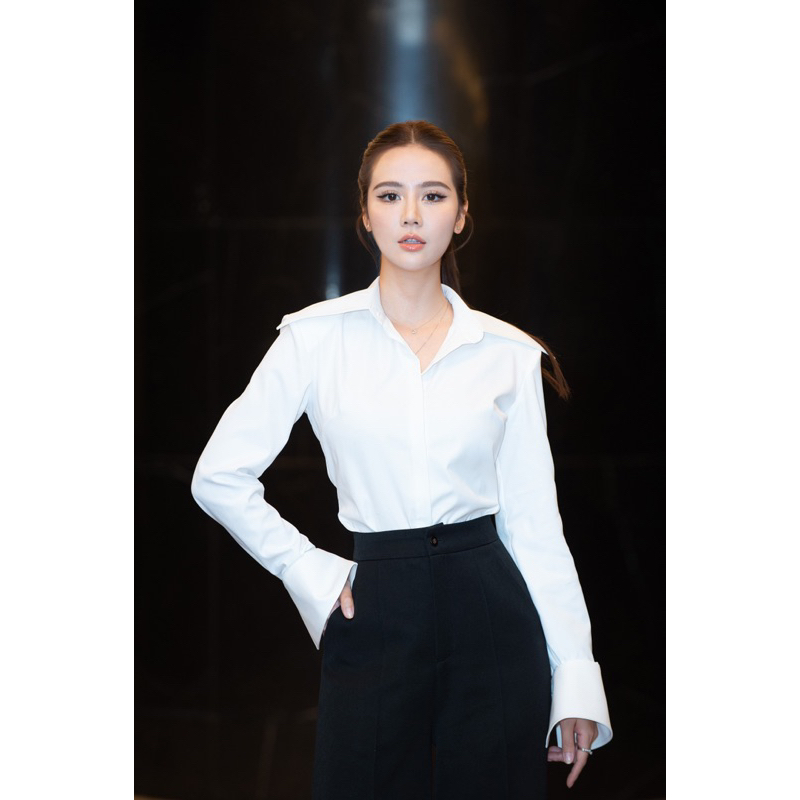 REINA- Áo sơmi trắng tay loe và quần xuông đen