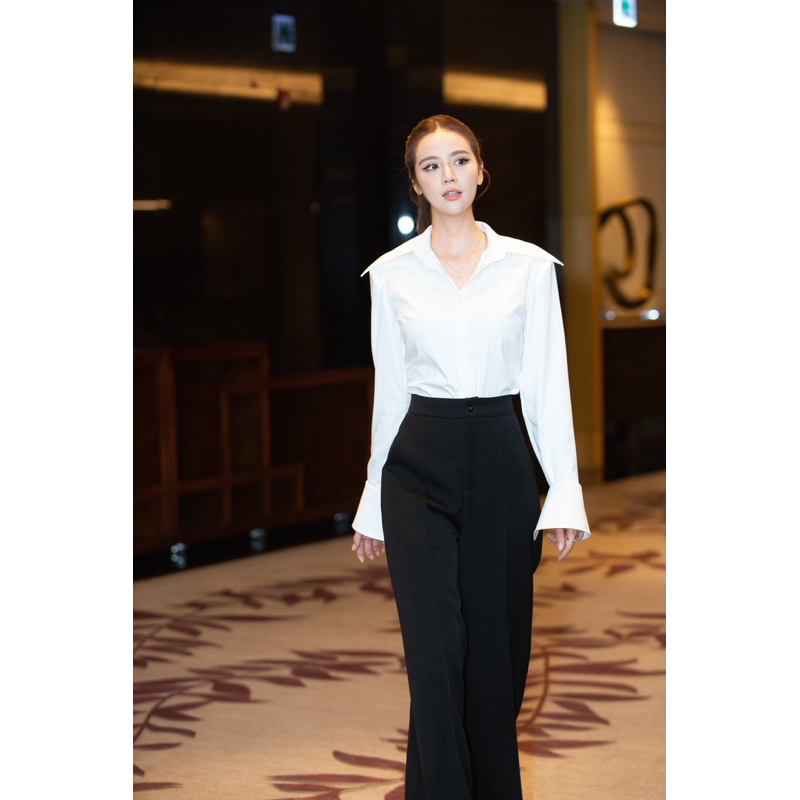 REINA- Áo sơmi trắng tay loe và quần xuông đen
