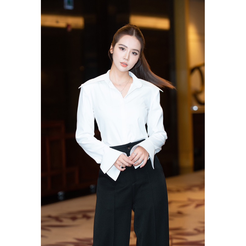 REINA- Áo sơmi trắng tay loe và quần xuông đen