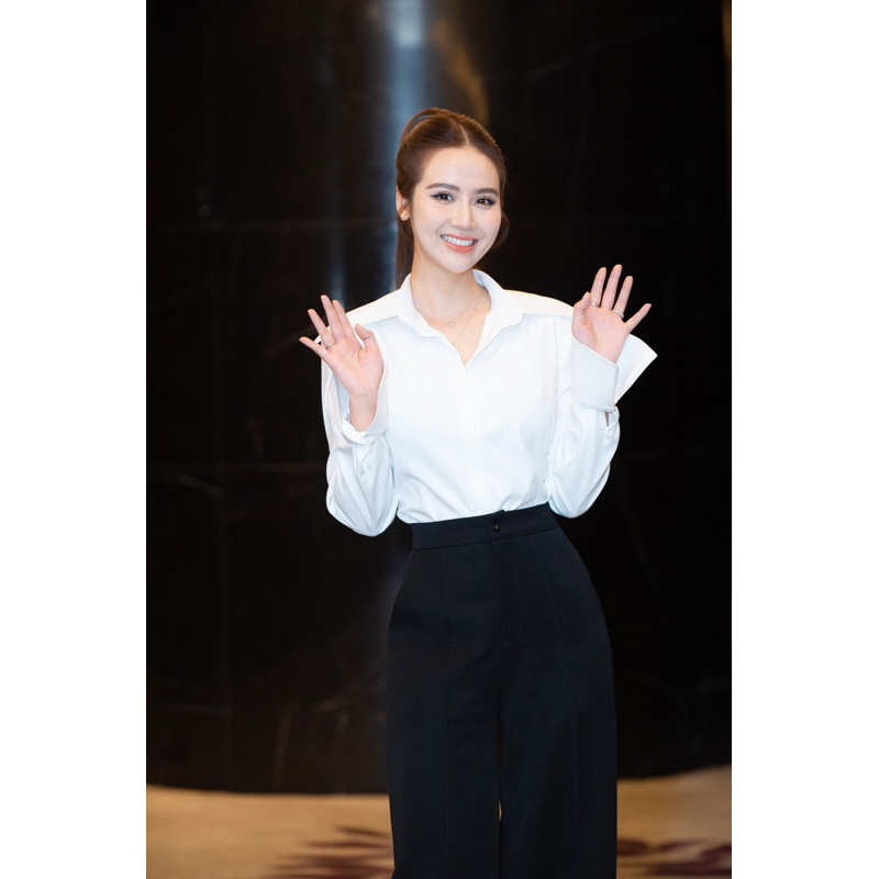 REINA- Áo sơmi trắng tay loe và quần xuông đen