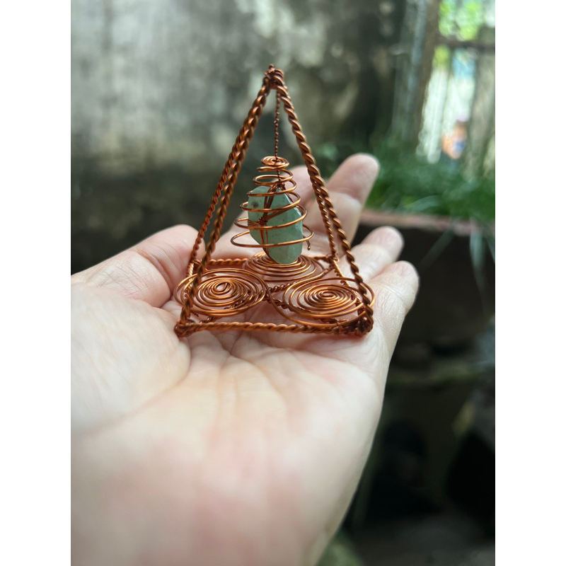 Kim tự tháp kết hợp đá và vòng tránh sóng triiskelion