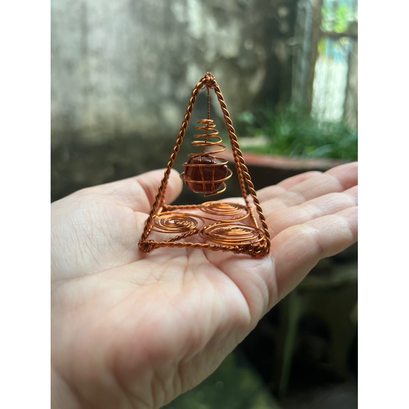 Kim tự tháp kết hợp đá và vòng tránh sóng triiskelion