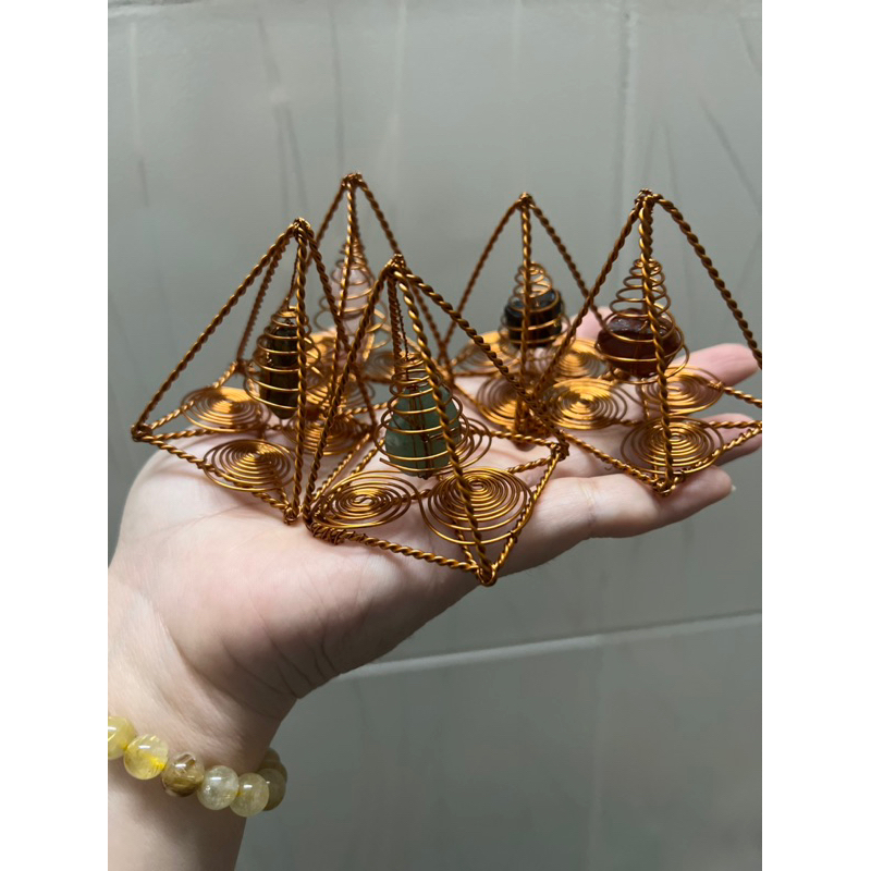 Kim tự tháp kết hợp đá và vòng tránh sóng triiskelion