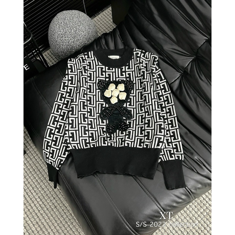 Áo len gấu hoa nổi fen.ty QC