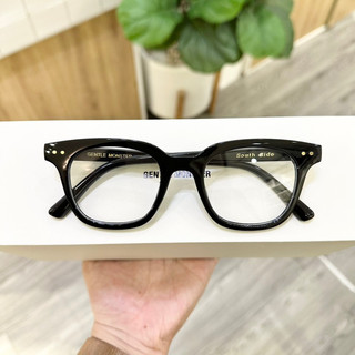 Gọng kính v dáng vuông hot trend 2023