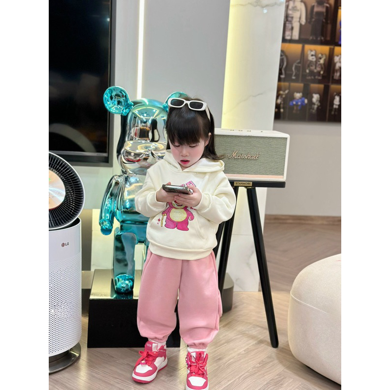 Quần áo thu đông bé gái, set bộ áo mũ Hoodie gấu Lotso phối quần bomber cho bé 10-30kg