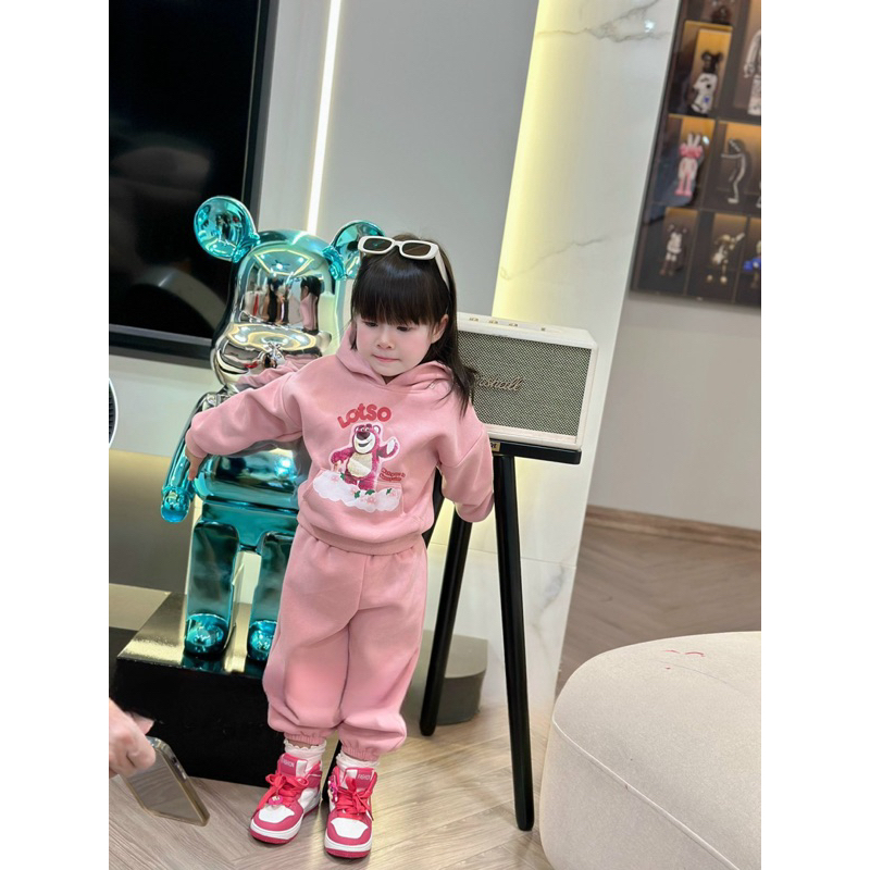 Quần áo thu đông bé gái, set bộ áo mũ Hoodie gấu Lotso phối quần bomber cho bé 10-30kg