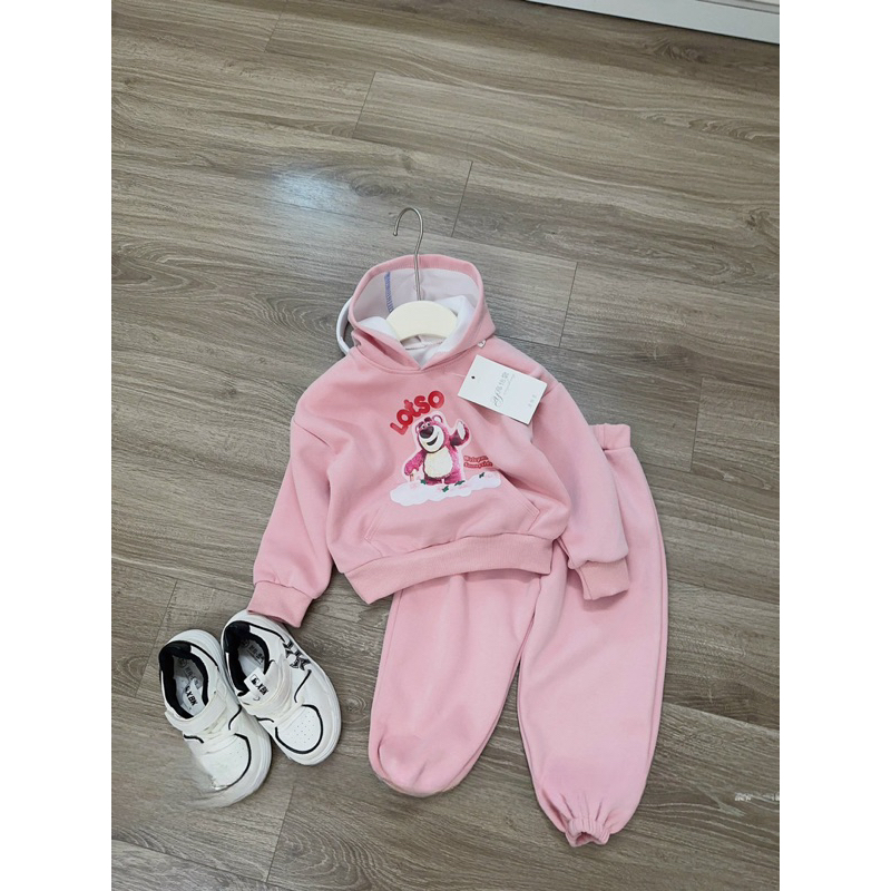Quần áo thu đông bé gái, set bộ áo mũ Hoodie gấu Lotso phối quần bomber cho bé 10-30kg