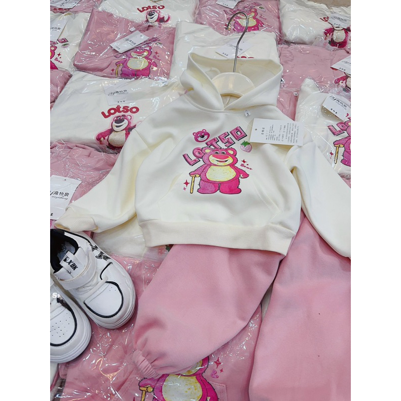 Quần áo thu đông bé gái, set bộ áo mũ Hoodie gấu Lotso phối quần bomber cho bé 10-30kg