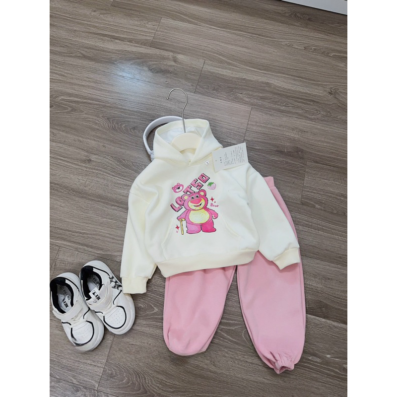 Quần áo thu đông bé gái, set bộ áo mũ Hoodie gấu Lotso phối quần bomber cho bé 10-30kg
