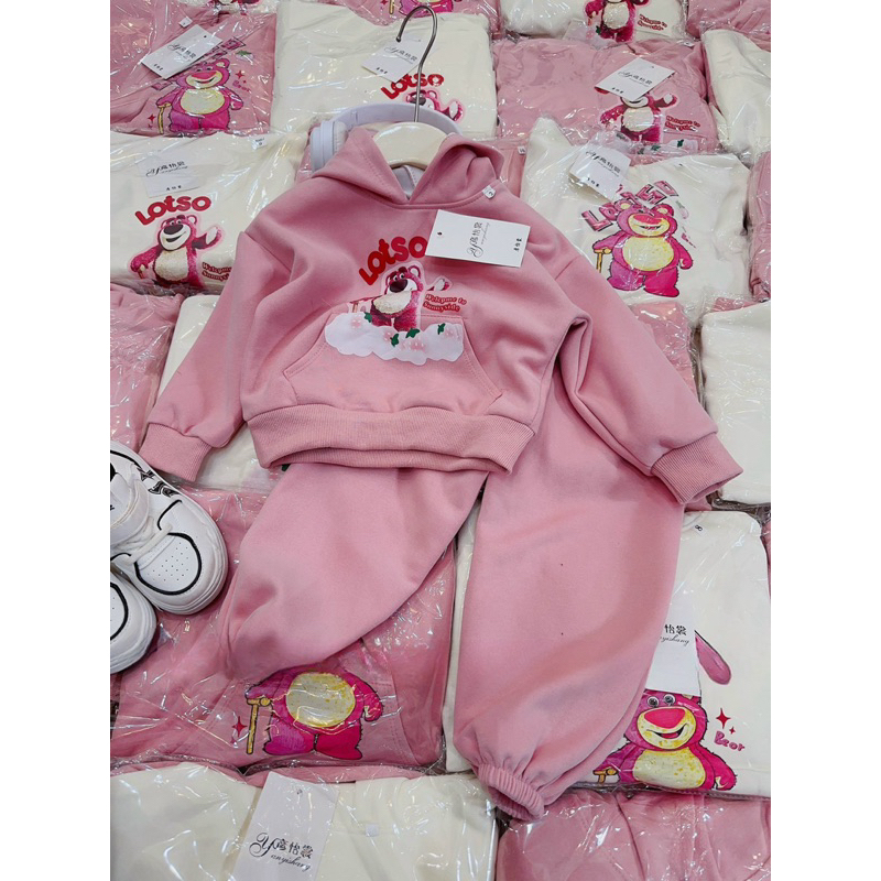 Quần áo thu đông bé gái, set bộ áo mũ Hoodie gấu Lotso phối quần bomber cho bé 10-30kg