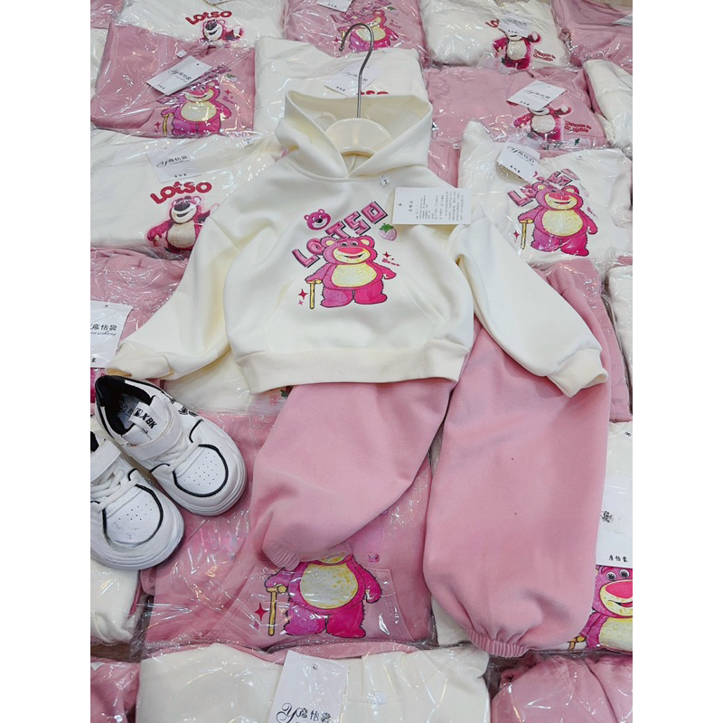 Quần áo thu đông bé gái, set bộ áo mũ Hoodie gấu Lotso phối quần bomber cho bé 10-30kg