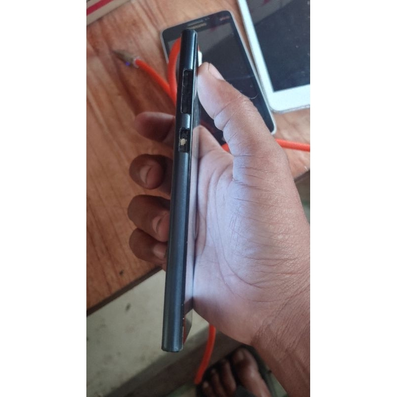 Điện Thoại htc như hình. xài bình thường