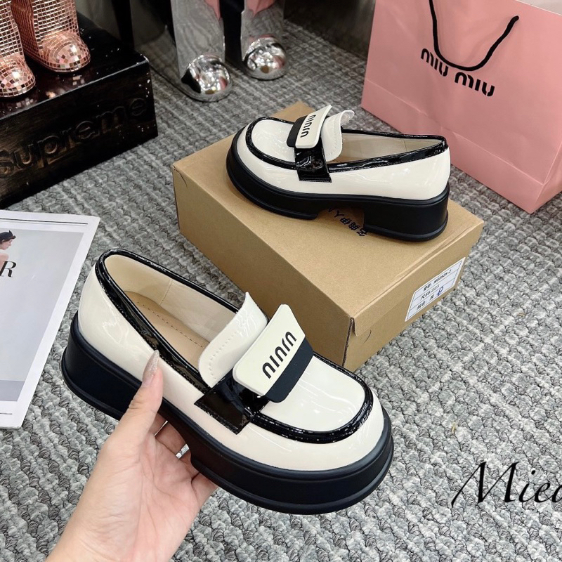 Giày moca đế đúc siêu nhẹ,chất da bóng mềm. Hàng quảng châu xịn xò