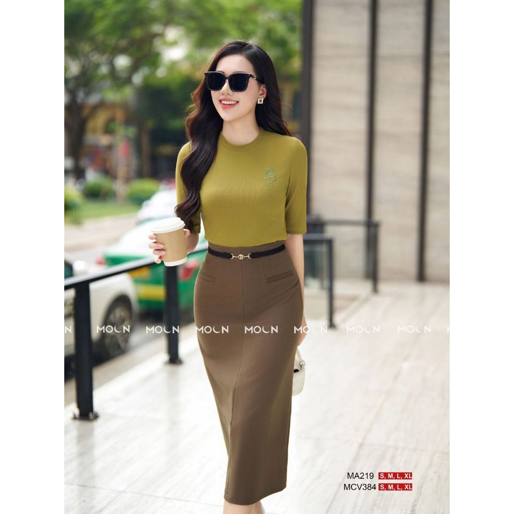 Áo thun công sở nữ 𝐌𝐎𝐎𝐍 mix chân váy xẻ tà, áo cổ tròn ngắn tay chất tăm hàn MA219 chân váy dài basic chất kaki MCV384