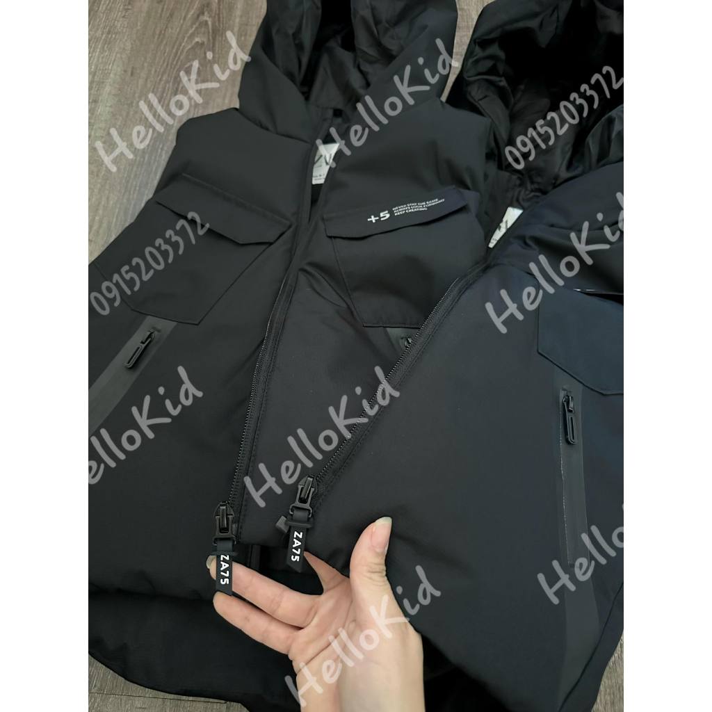 Áo gile phao đen chữ viền khoá ép cho bé