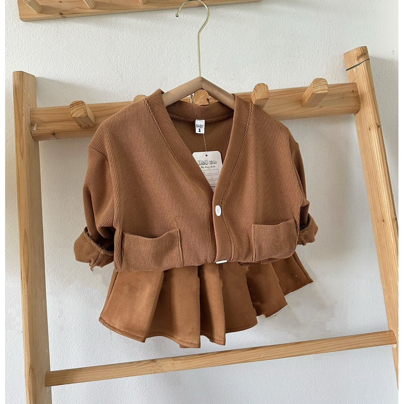 Váy bé gái , sét áo cardigan nâu tăm phối chân váy xếp ly sành điệu cho bé gái 10-30kg