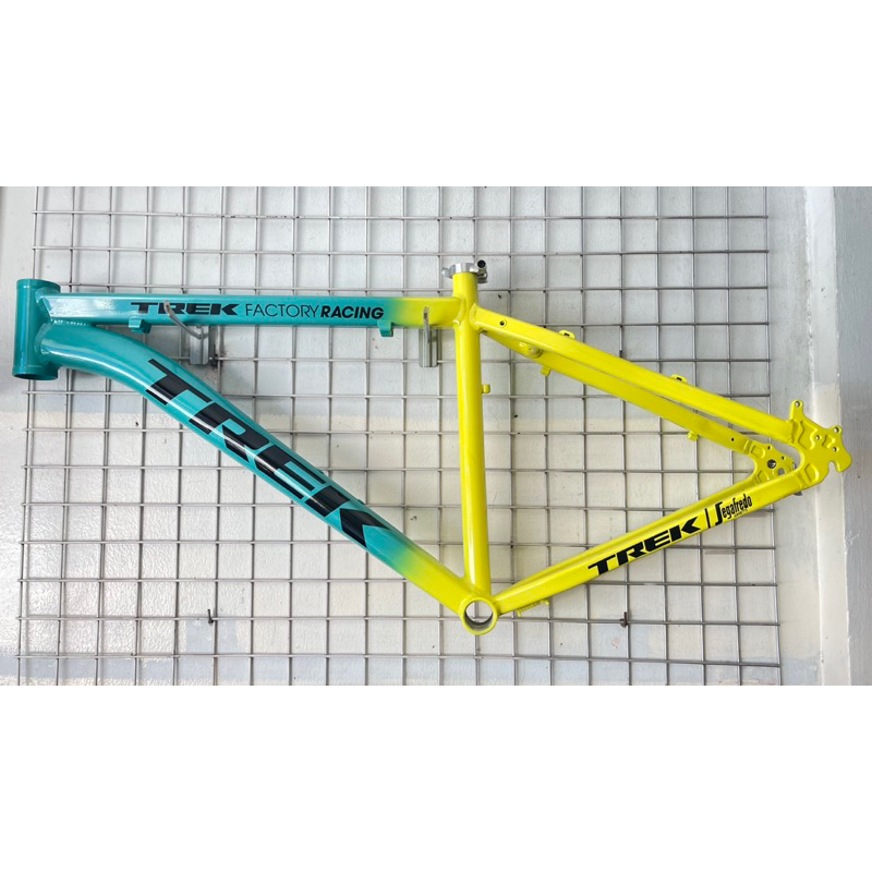 Khung sườn xe đạp thể thao nhôm 700c / 26 inch thắng phanh đĩa sườn mới sơn lại hiệu