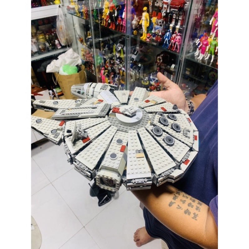 Đồ chơi Le go STAR WAR Phi thuyền Milennium Flacon 75105 chính hãng đã ráp như hình chụp