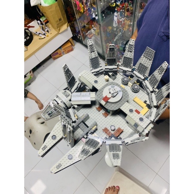 Đồ chơi Le go STAR WAR Phi thuyền Milennium Flacon 75105 chính hãng đã ráp như hình chụp