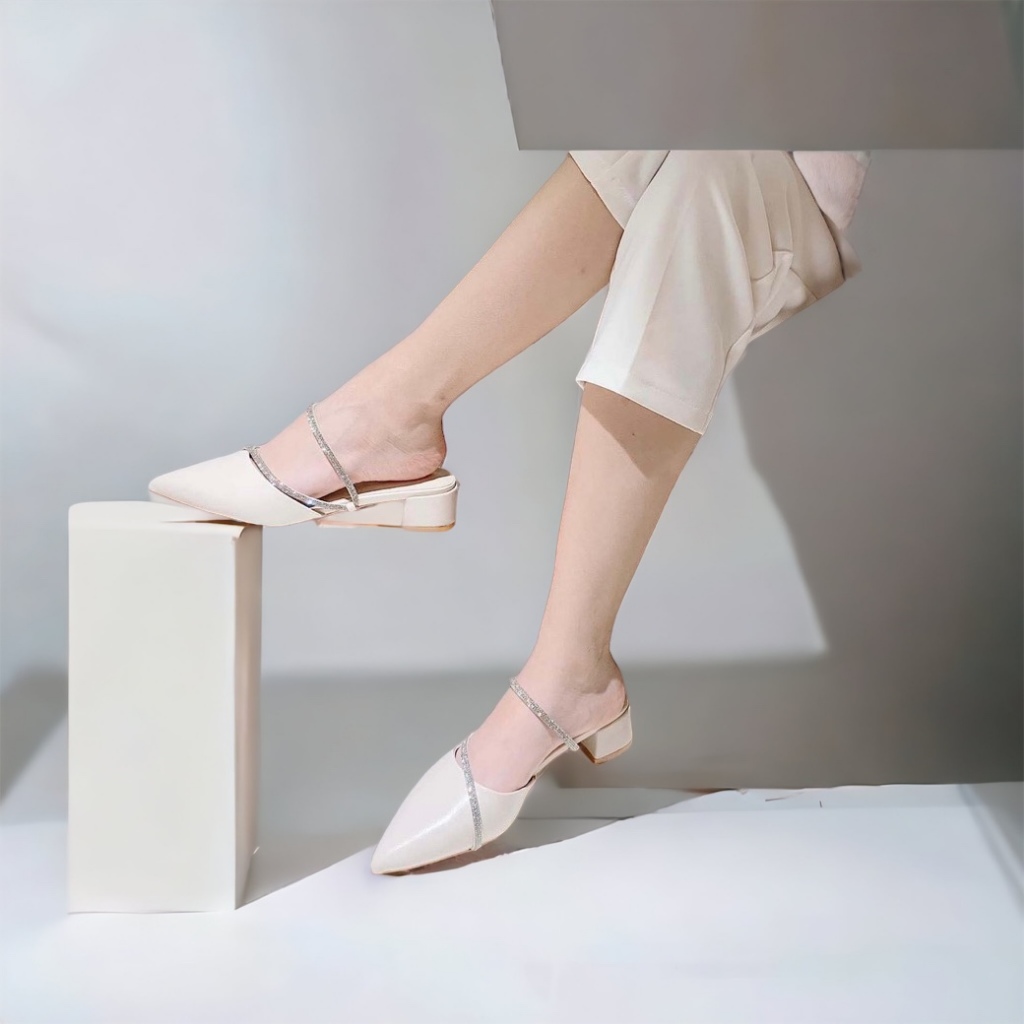 Giày bít mũi phối dây chéo đá 4.5cm - B18