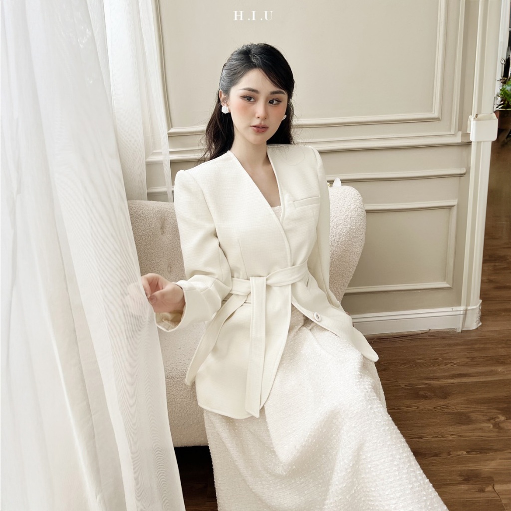 Áo Blazer nữ thiết kế dạ tweed Madam cream H.I.U Fashion, tông màu nhã nhặn dập sọc vân nổi 2 lớp dày dặn cổ tim kèm đai