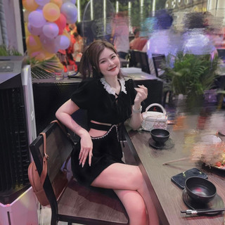 ĐẦM ĐEN CỔ SEN VIỀN TRẮNG