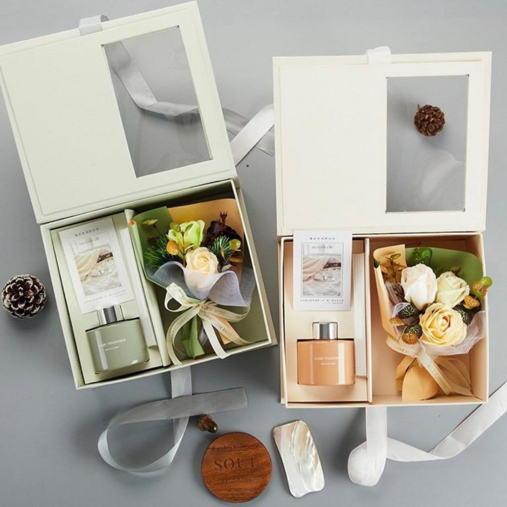Set hộp quà tặng tinh dầu nước hoa khuếch tán kèm bó hoa sang trọng, trang nhã