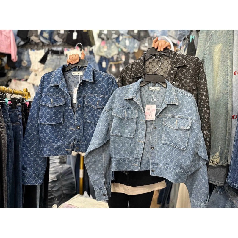 Áo khoác jean nút kiểu dáng croptop họa tiết có túi hàng đẹp!