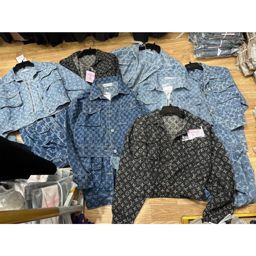 Áo khoác jean nút kiểu dáng croptop họa tiết có túi hàng đẹp!