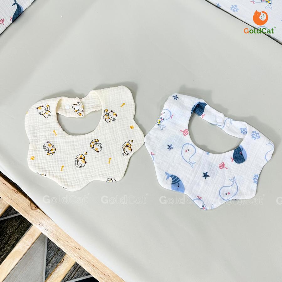 Yếm cổ tròn cho bé trai, bé gái chất liệu muslin xô cotton 100% điều chỉnh 2 nấc linh hoạt.