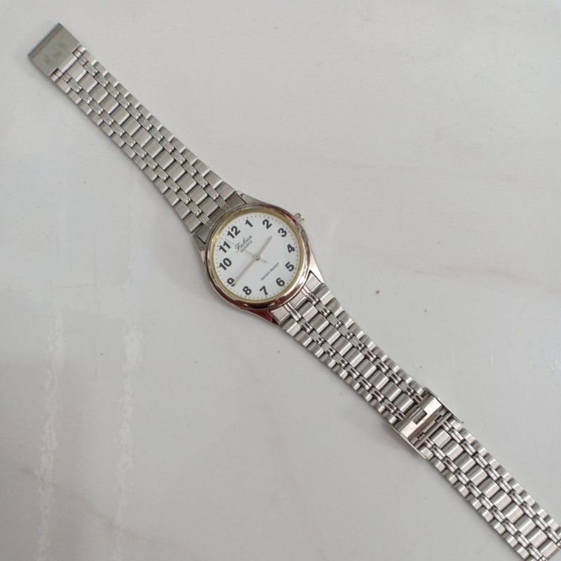 Đồng hồ nam si nhật hiệu Q&Q FALCON dây thép lụa màu bạc độ mới 90%