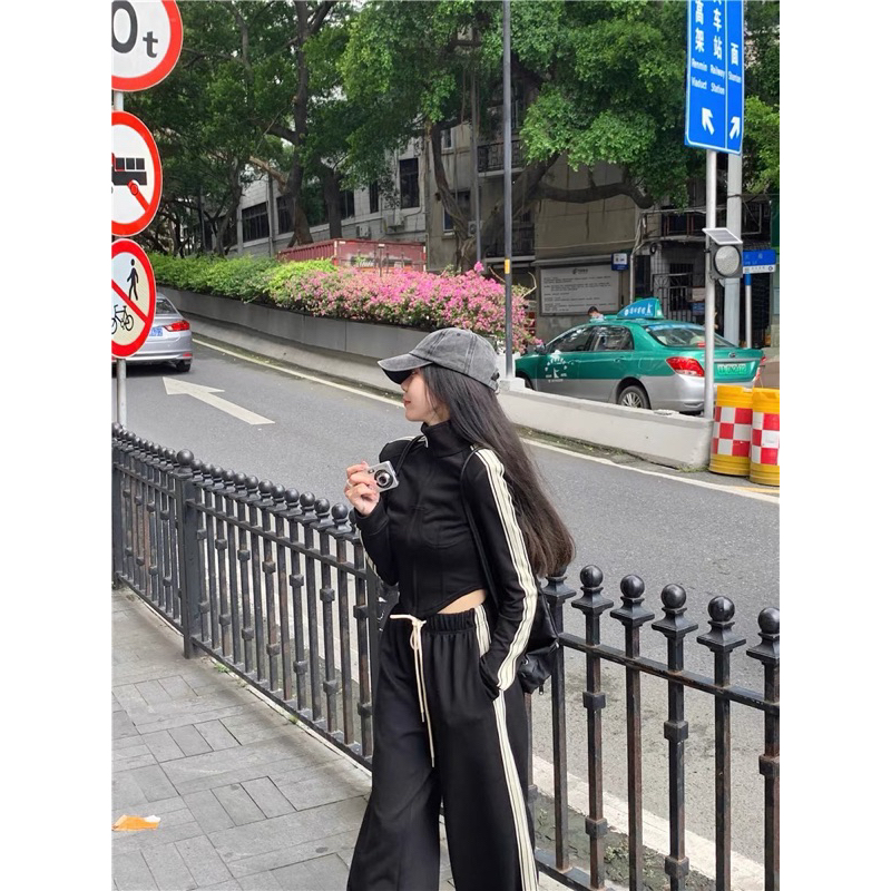 Bộ quần áo thể thao kẻ sọc đơn giản phong cách đường phố mùa thu mẫu mới năm 2023