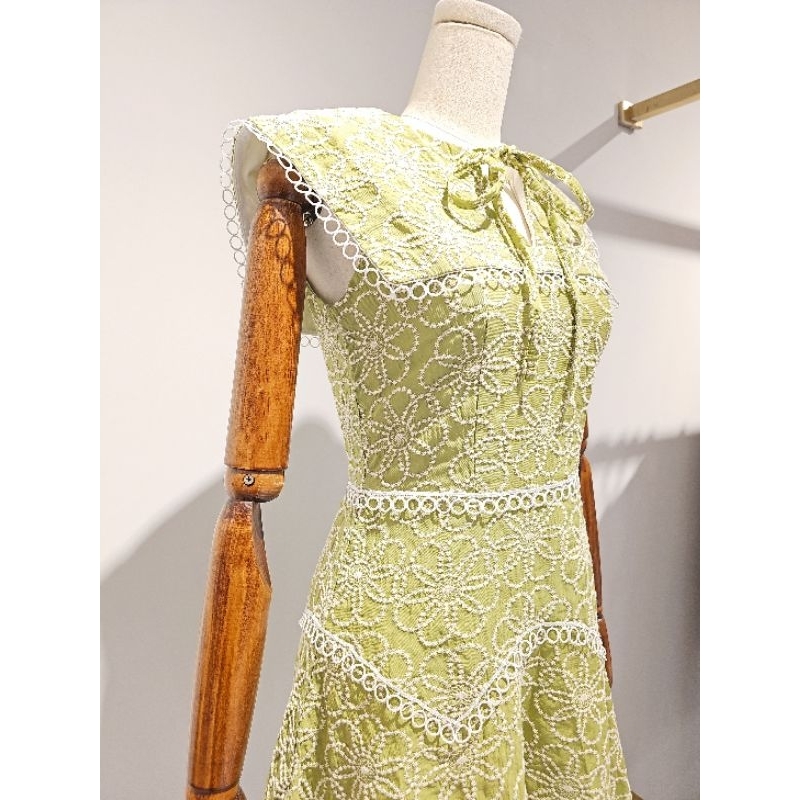 ĐẦM REN HOA CỔ THỦY THỦ THẮT NƠ ÔM EO CAO CẤP