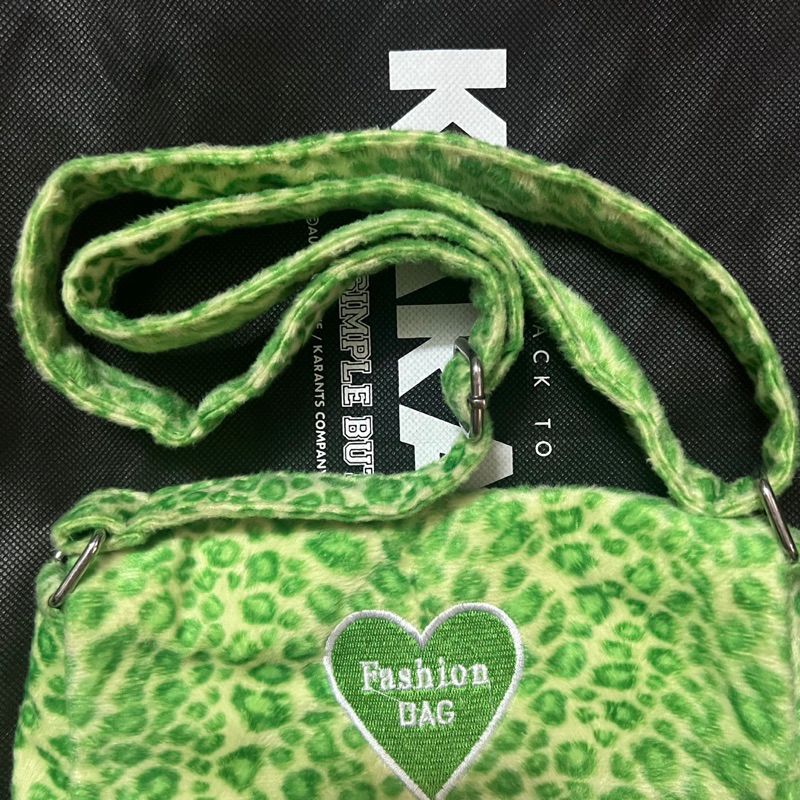 Túi đeo chéo da beo