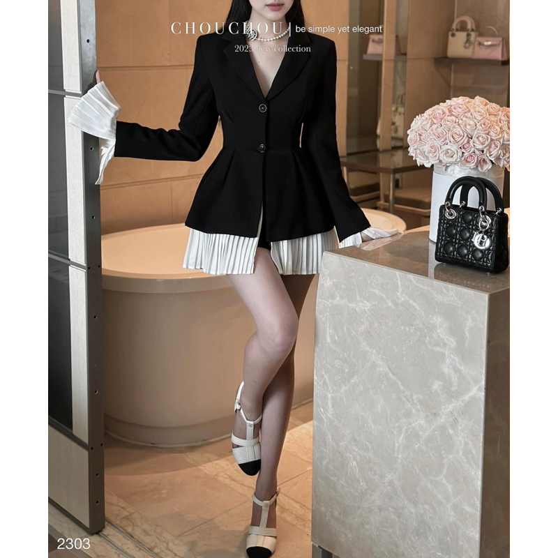 Set áo đen cổ vest viền xếp ly trắng tay loe + Quần short đen