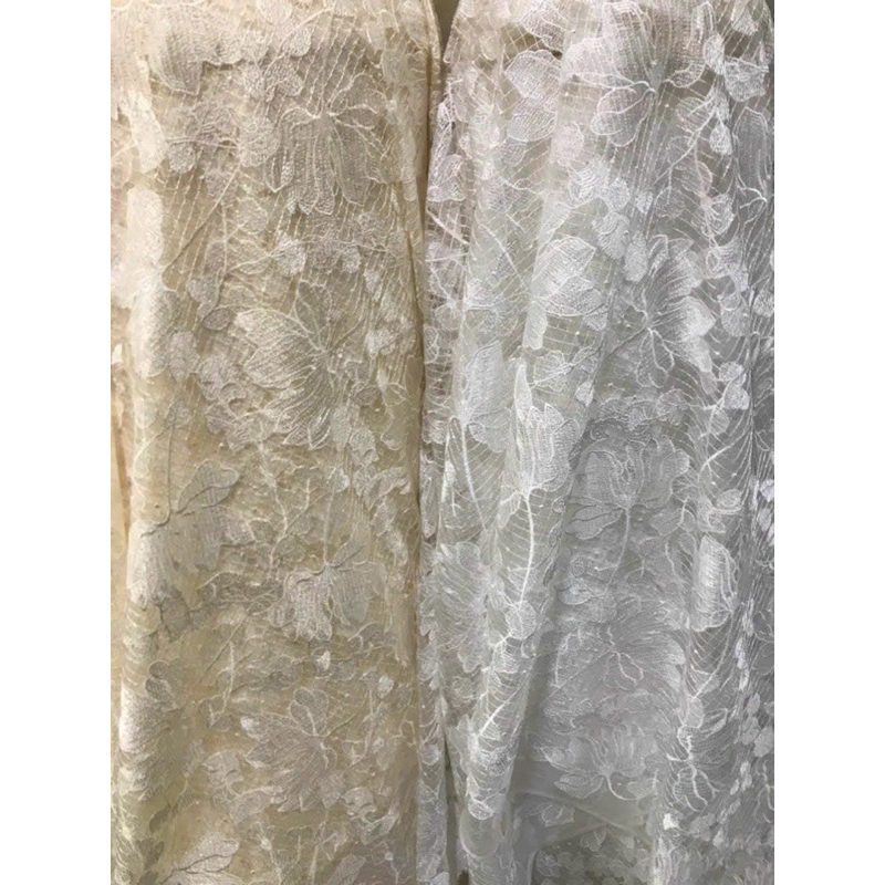 Vải ren thuê trên lưới có hai màu trắng và kem